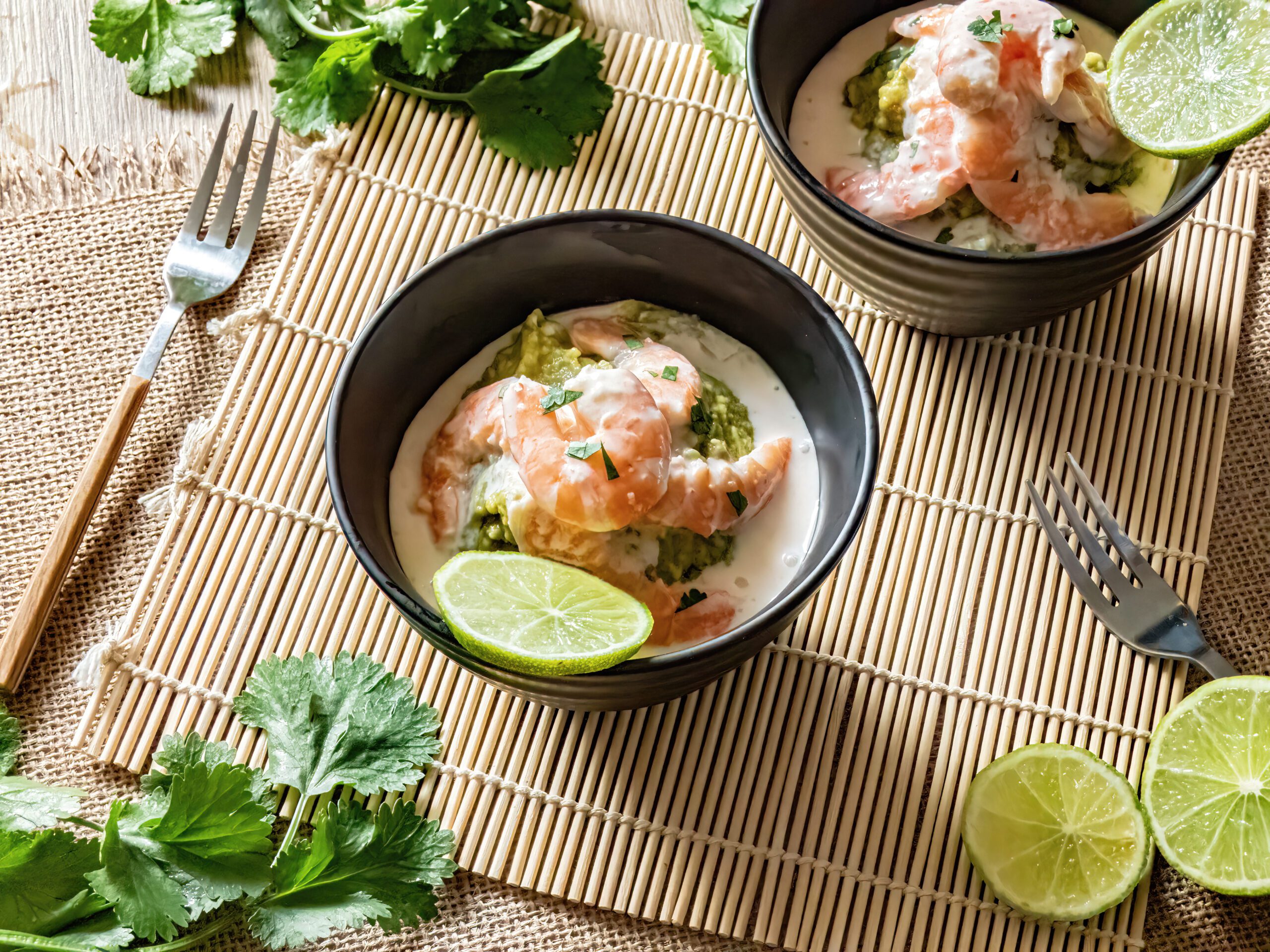 Crevettes marinées au lait de coco et citron vert guacamole aux épices