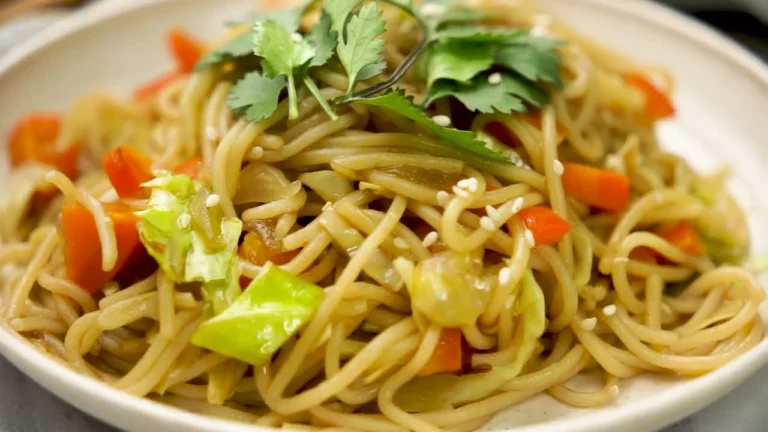 Voir la recette en vidéo : Wok de nouilles et légumes au sésame