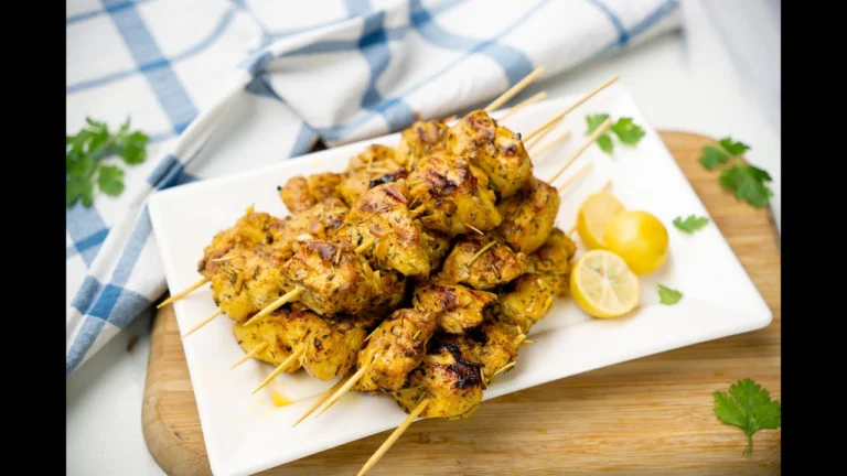 Voir la recette en vidéo : Brochettes de poulet mariné au citron, miel et épices