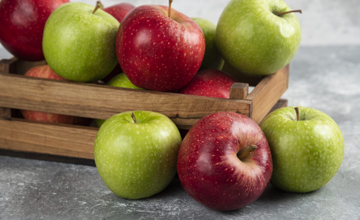 La photo représente l'article de lecture culinaire : Les pommes : Histoire, variétés célèbres & idées de recettes
