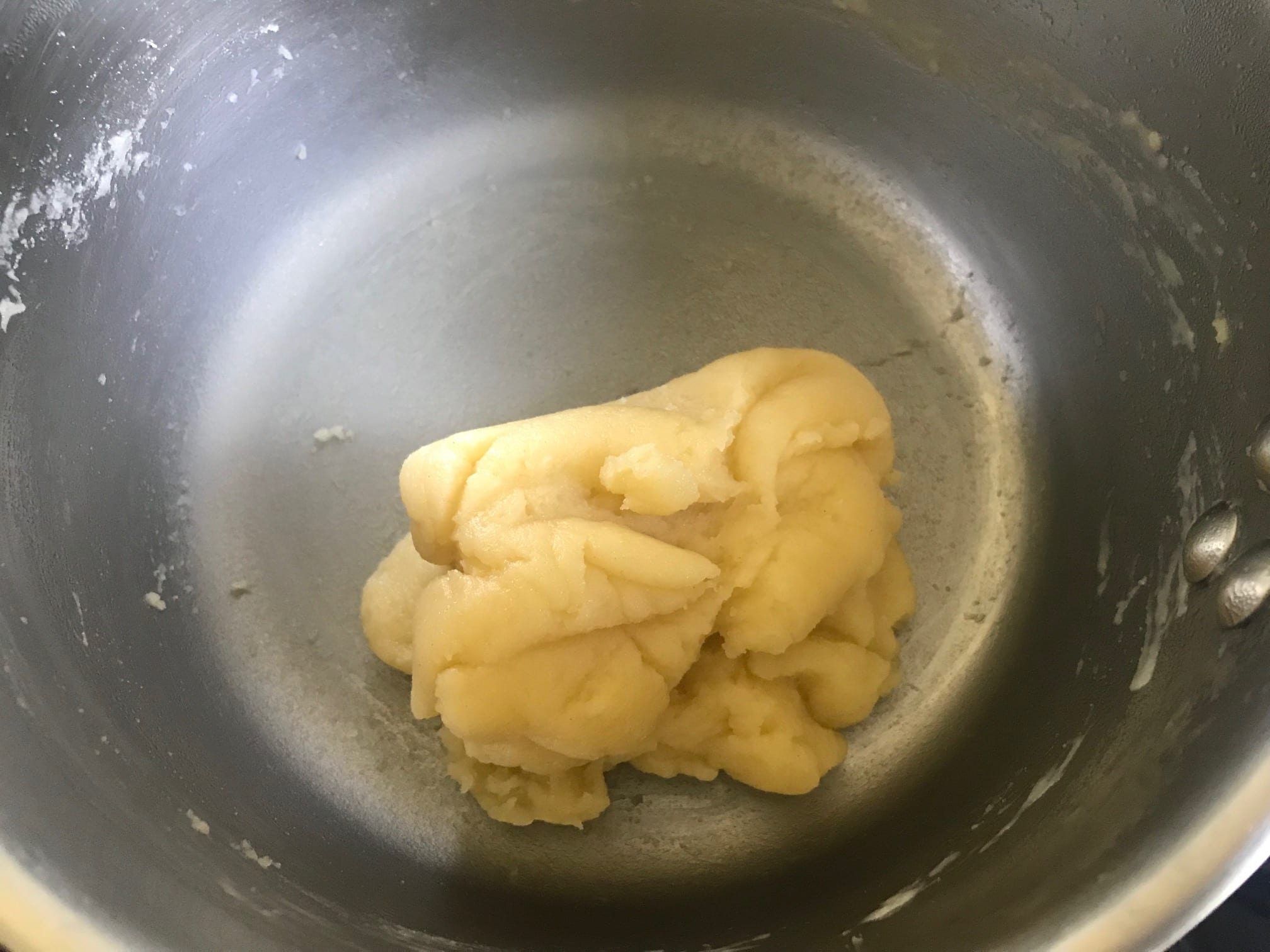 Pâte à choux (Choux pastry) : La photo est une représentation de l'étape 3