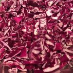 Salade de chou rouge, quinoa et vinaigrette à l'orange : La photo est une représentation de l'étape 1