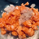 Tartare de dorade et saumon à l'ananas et baies roses : La photo est une représentation de l'étape 1