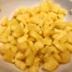Tartare de dorade et saumon à l'ananas et baies roses : La photo est une représentation de l'étape 2