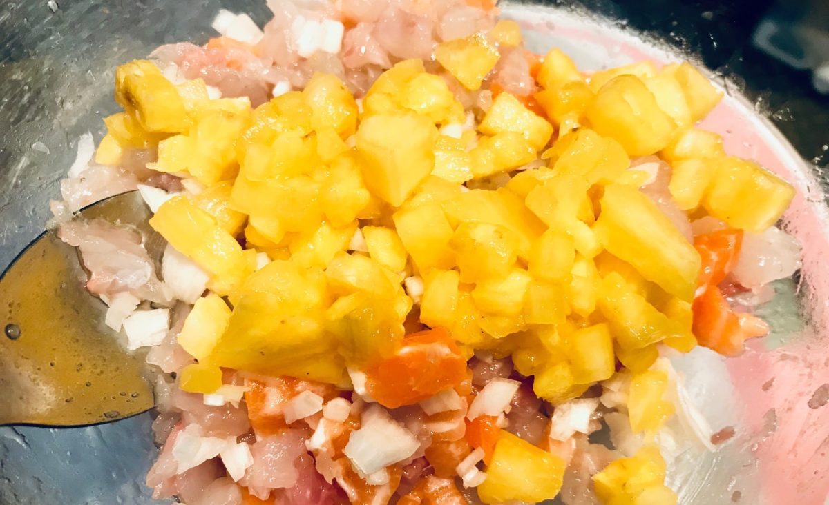 Tartare de dorade et saumon à l'ananas et baies roses : La photo est une représentation de l'étape 4