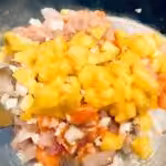 Tartare de dorade et saumon à l'ananas et baies roses : La photo est une représentation de l'étape 4