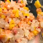 Tartare de dorade et saumon à l'ananas et baies roses : La photo est une représentation de l'étape 6