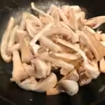 Œufs parfaits aux champignons et mousse de parmesan : La photo est une représentation de l'étape 4