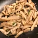 Œufs parfaits aux champignons et mousse de parmesan : La photo est une représentation de l'étape 5
