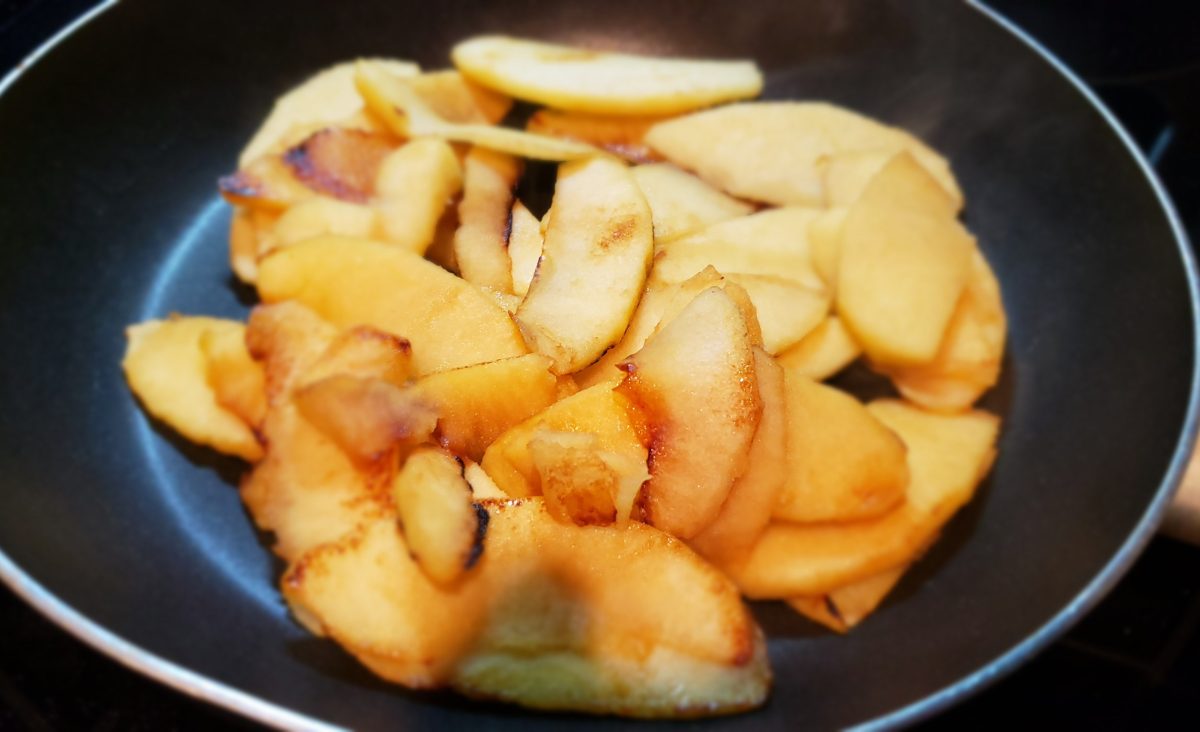 Galette de sarrasin aux pommes caramélisées, sirop d'érable et cannelle : La photo est une représentation de l'étape 3