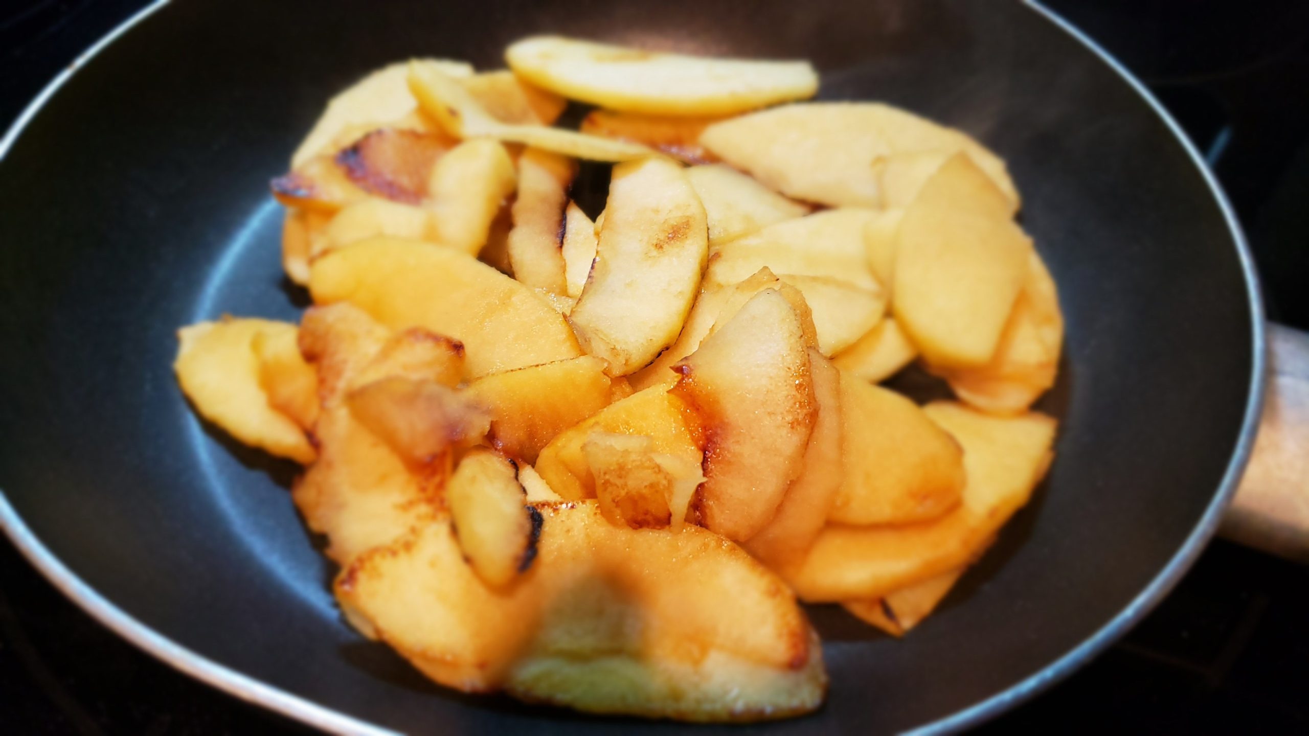 Buckwheat Galette with Caramelized Apples, Maple Syrup, and Cinnamon : La photo est une représentation de l'étape 3