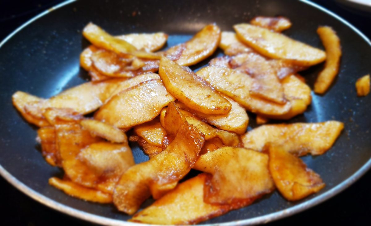 Galette de sarrasin aux pommes caramélisées, sirop d'érable et cannelle : La photo est une représentation de l'étape 4