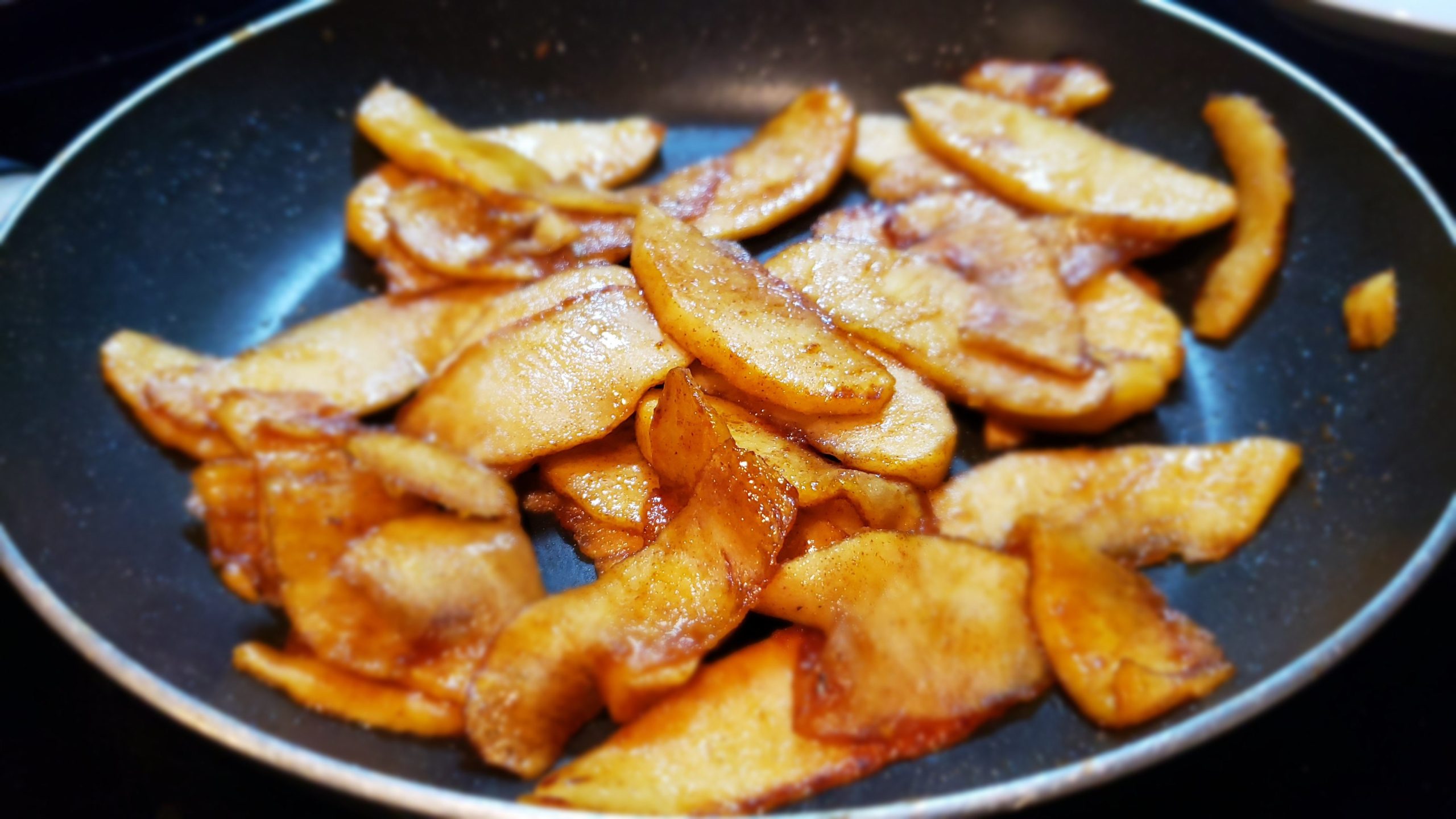 Buckwheat Galette with Caramelized Apples, Maple Syrup, and Cinnamon : La photo est une représentation de l'étape 4