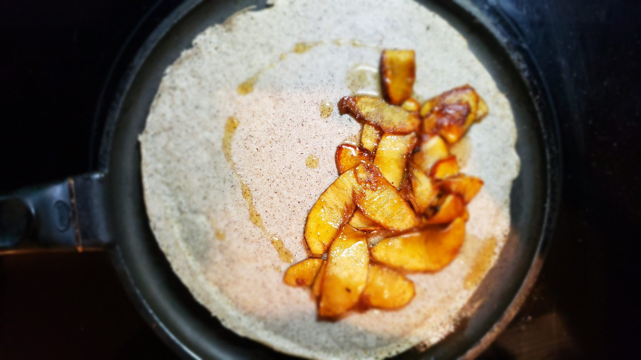 Buckwheat Galette with Caramelized Apples, Maple Syrup, and Cinnamon : La photo est une représentation de l'étape 5