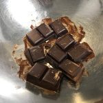 Dôme chocolat, mousse au praliné et cœur coulant framboise : La photo est une représentation de l'étape 11