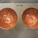 Dôme chocolat, mousse au praliné et cœur coulant framboise : La photo est une représentation de l'étape 12