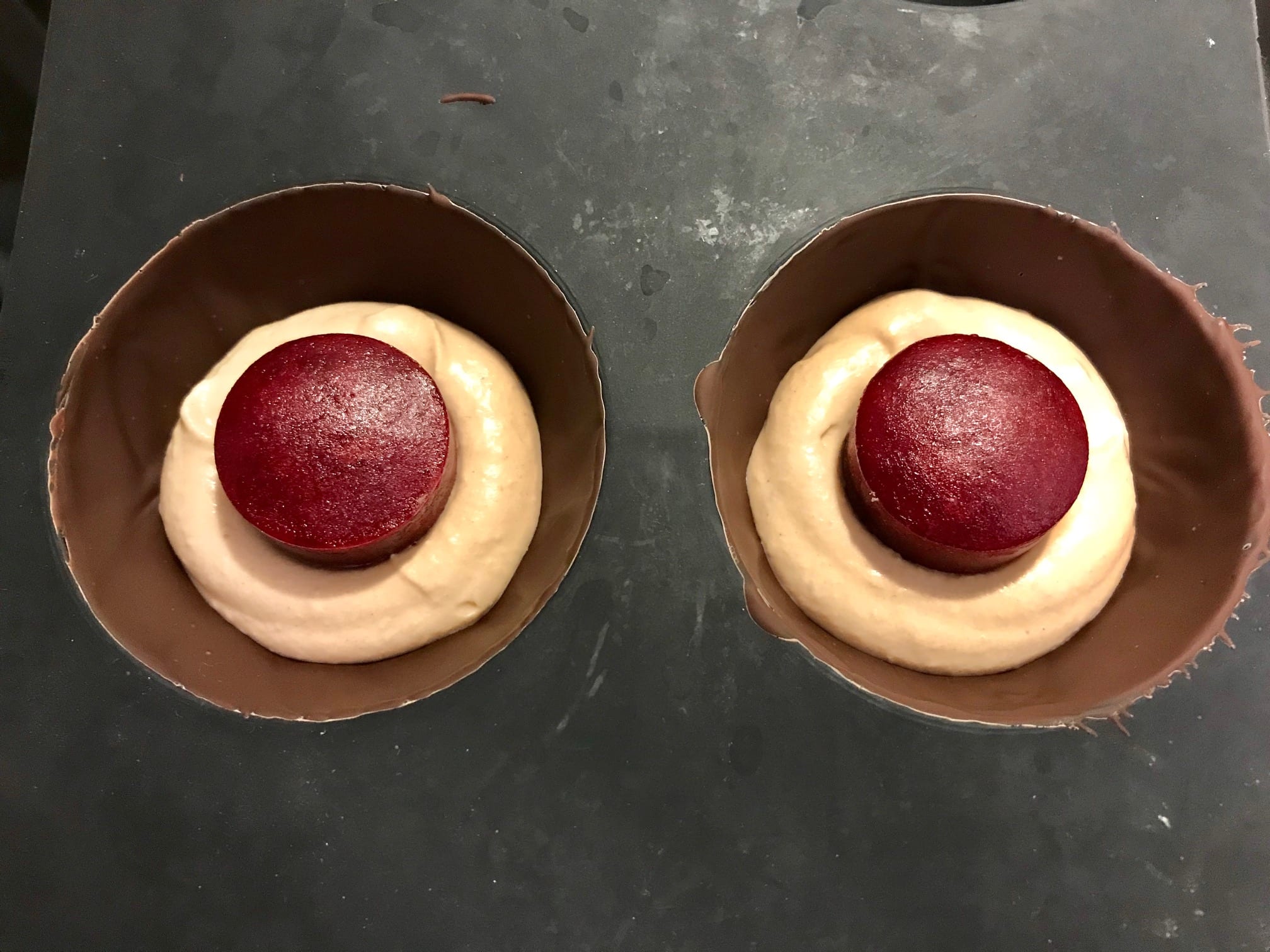 Chocolate dome, praline mousse and raspberry melting heart : La photo est une représentation de l'étape 19