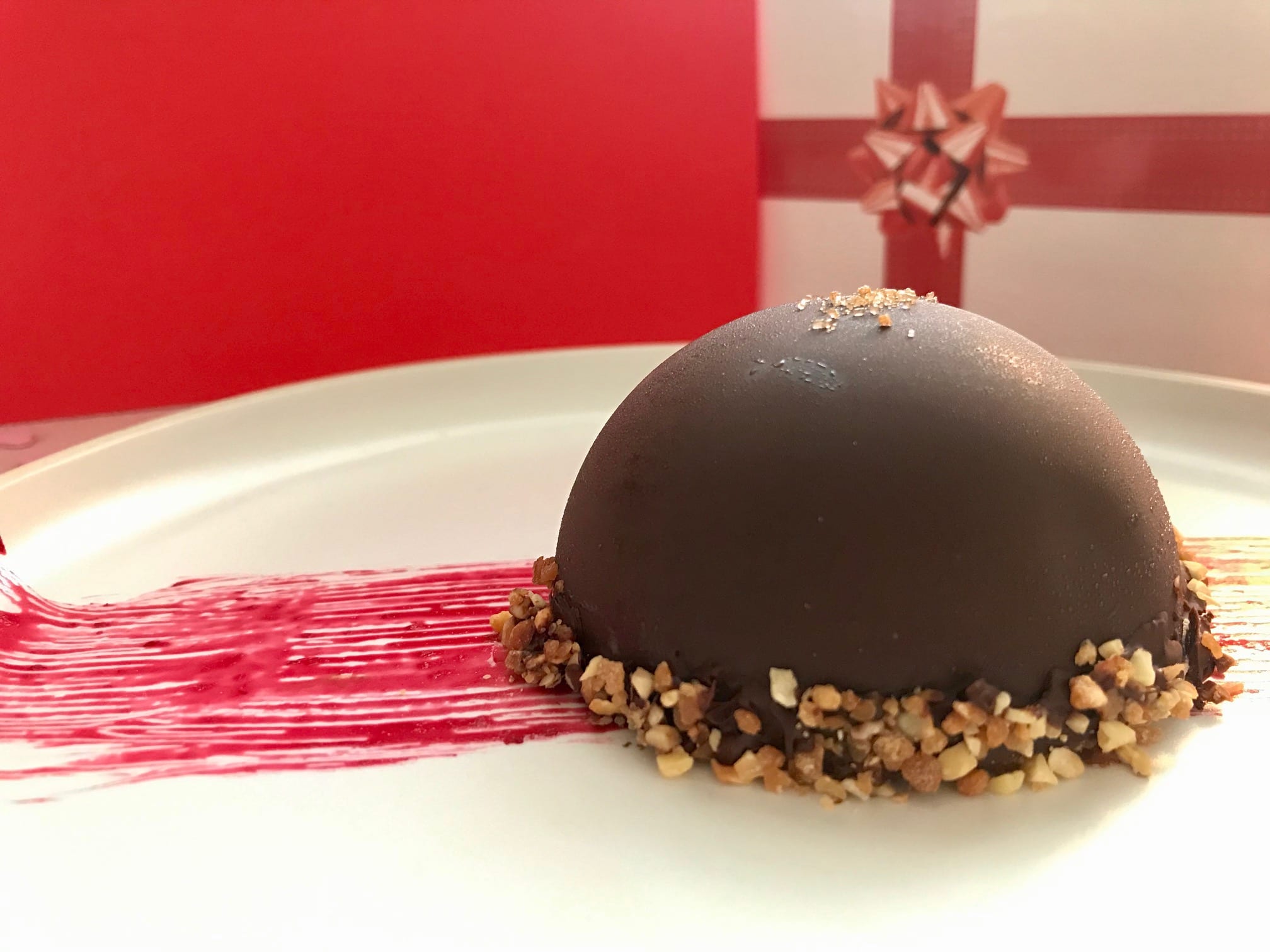 Chocolate dome, praline mousse and raspberry melting heart : La photo est une représentation de l'étape 22