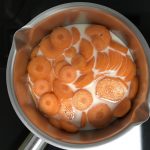 Oeuf mollet pané, mousseline de carottes et fondue de poireaux : La photo est une représentation de l'étape 1