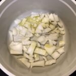 Gaspacho de courgettes, basilic et fromage frais : La photo est une représentation de l'étape 1