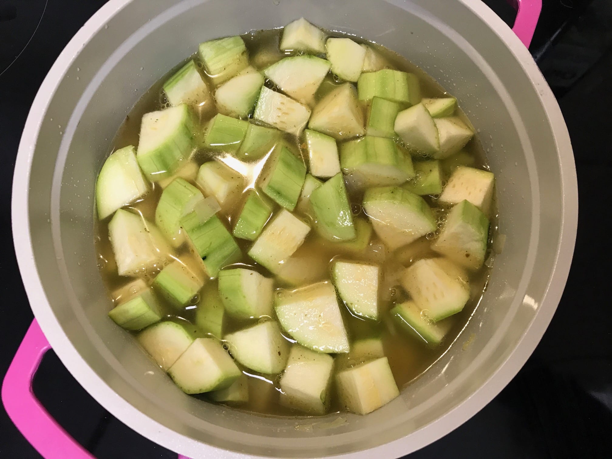 Zucchini, Basil, and Cream Cheese Gazpacho : La photo est une représentation de l'étape 2