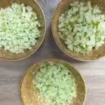 Rouleaux de saumon fumé, pomme, courgette et concombre : La photo est une représentation de l'étape 1