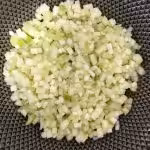 Rouleaux de saumon fumé, pomme, courgette et concombre : La photo est une représentation de l'étape 2