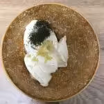 Rouleaux de saumon fumé, pomme, courgette et concombre : La photo est une représentation de l'étape 3