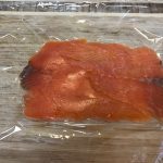 Rouleaux de saumon fumé, pomme, courgette et concombre : La photo est une représentation de l'étape 4