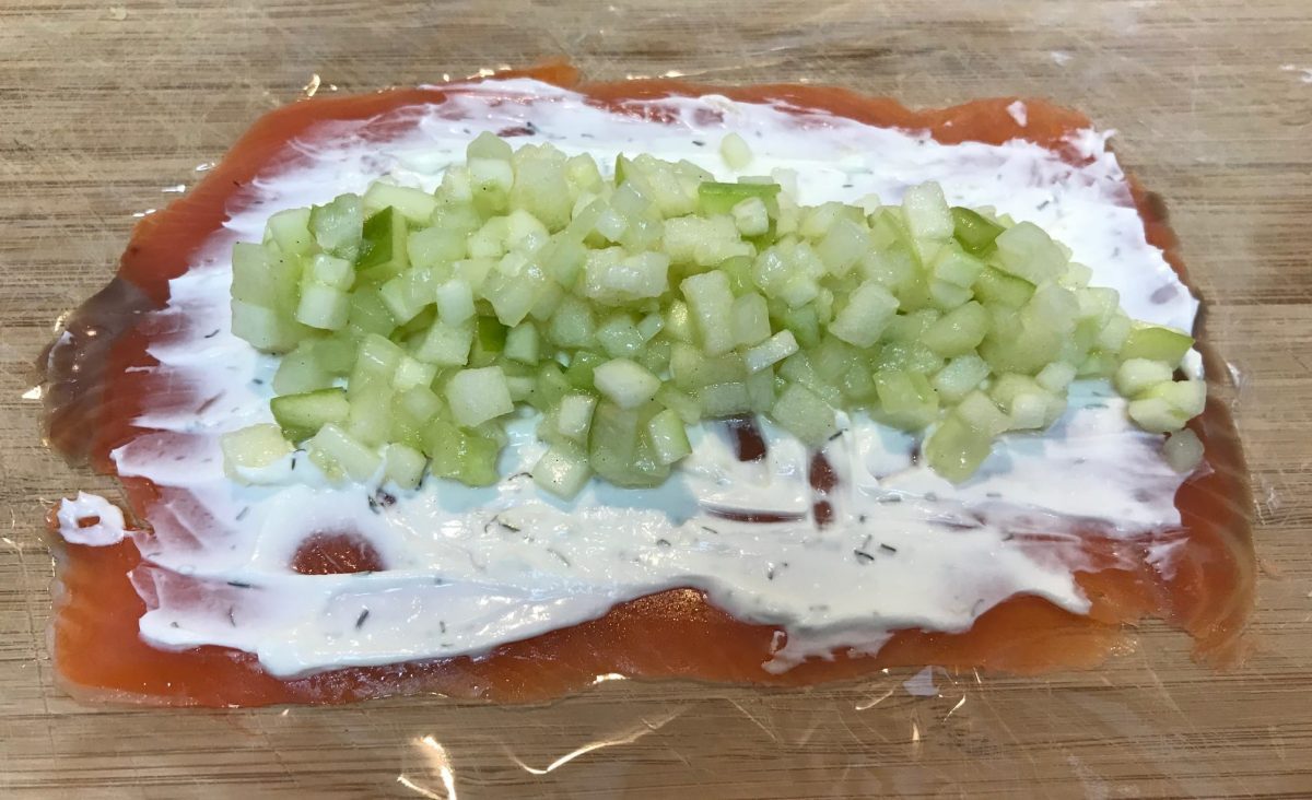 Rouleaux de saumon fumé, pomme, courgette et concombre : La photo est une représentation de l'étape 6