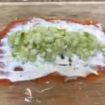 Rouleaux de saumon fumé, pomme, courgette et concombre : La photo est une représentation de l'étape 6