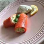 Rouleaux de saumon fumé, pomme, courgette et concombre : La photo est une représentation de l'étape 8