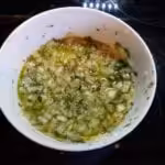 Brochettes de poulet mariné au citron, miel et épices : La photo est une représentation de l'étape 3