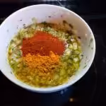 Brochettes de poulet mariné au citron, miel et épices : La photo est une représentation de l'étape 4