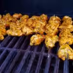 Brochettes de poulet mariné au citron, miel et épices : La photo est une représentation de l'étape 6