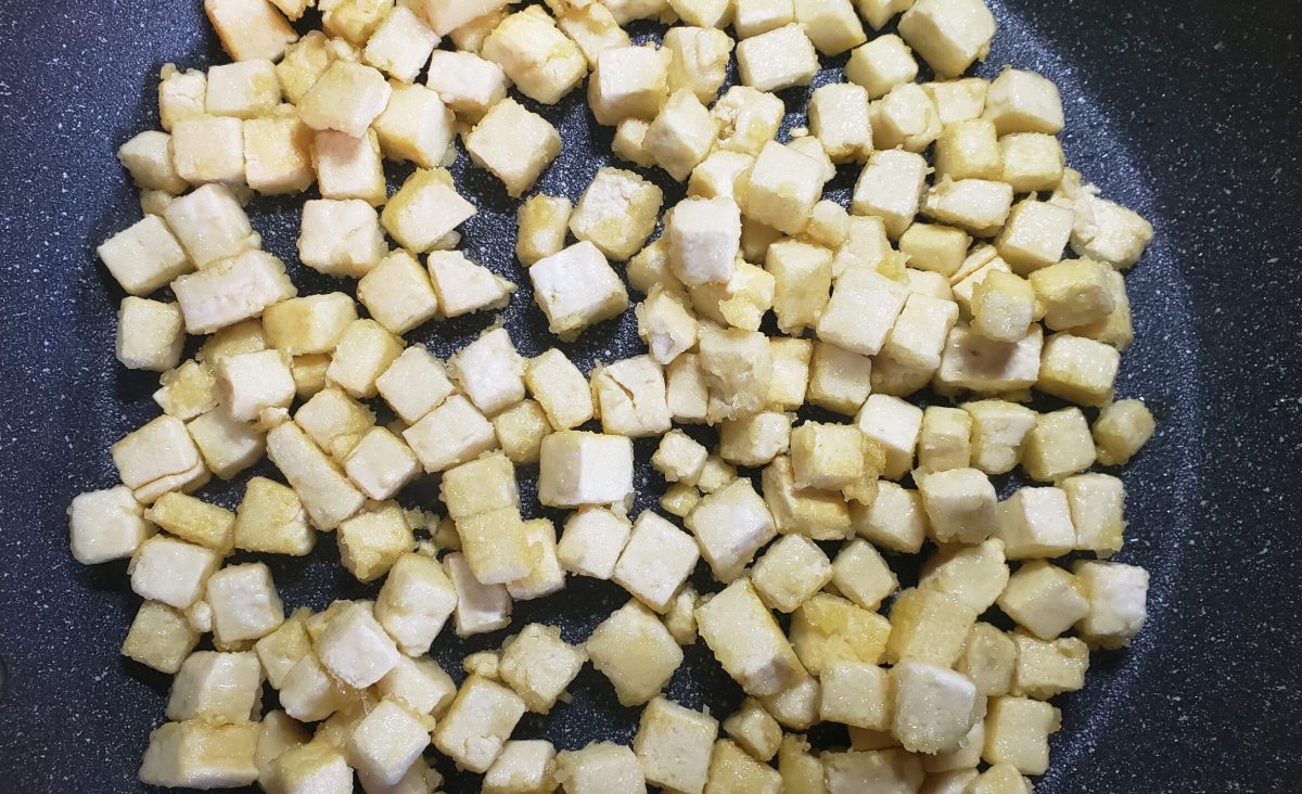 Poke bowl au tofu façon général tao et sauce sriracha : La photo est une représentation de l'étape 4