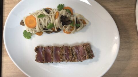 Tataki de thon au sésame et son wok de nouilles Udon : La photo est une représentation de l'étape 10