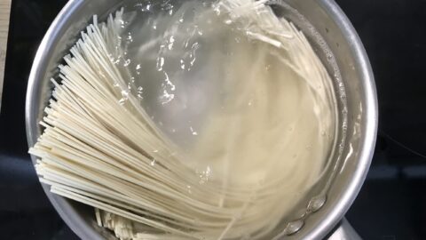 Tataki de thon au sésame et son wok de nouilles Udon : La photo est une représentation de l'étape 3