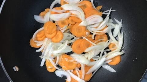 Tataki de thon au sésame et son wok de nouilles Udon : La photo est une représentation de l'étape 4