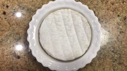 Camembert rôti piqué à l'ail et au thym : La photo est une représentation de l'étape 1