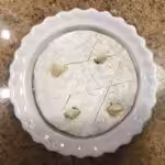 Camembert rôti piqué à l'ail et au thym : La photo est une représentation de l'étape 2