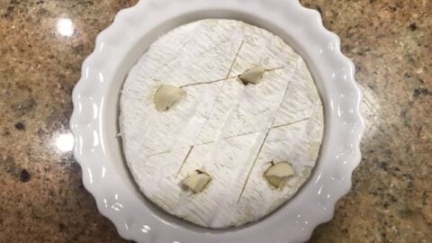 Camembert rôti piqué à l'ail et au thym : La photo est une représentation de l'étape 2