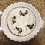Camembert rôti piqué à l'ail et au thym : La photo est une représentation de l'étape 3