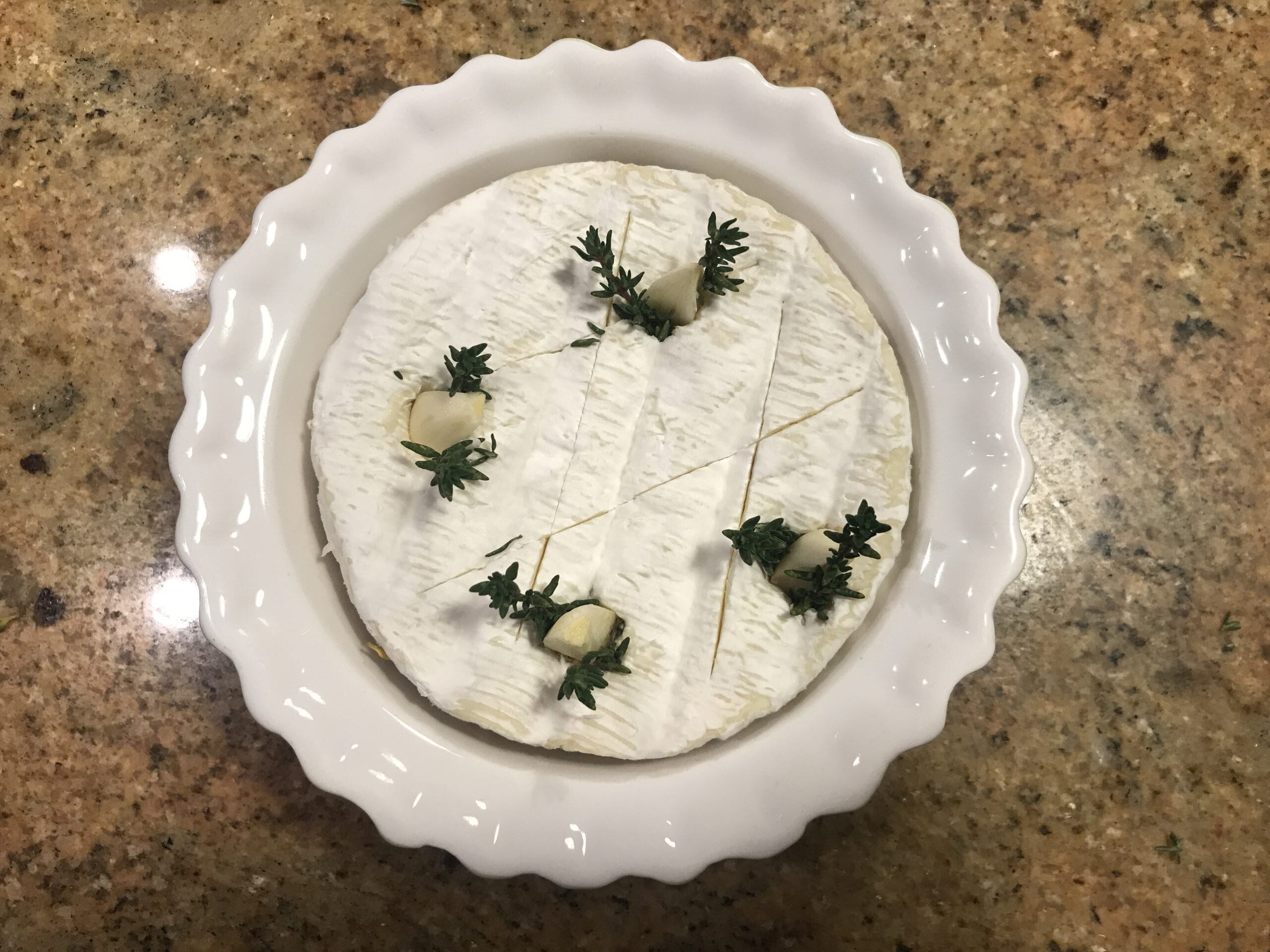 Roasted Camembert with garlic and thyme : La photo est une représentation de l'étape 3