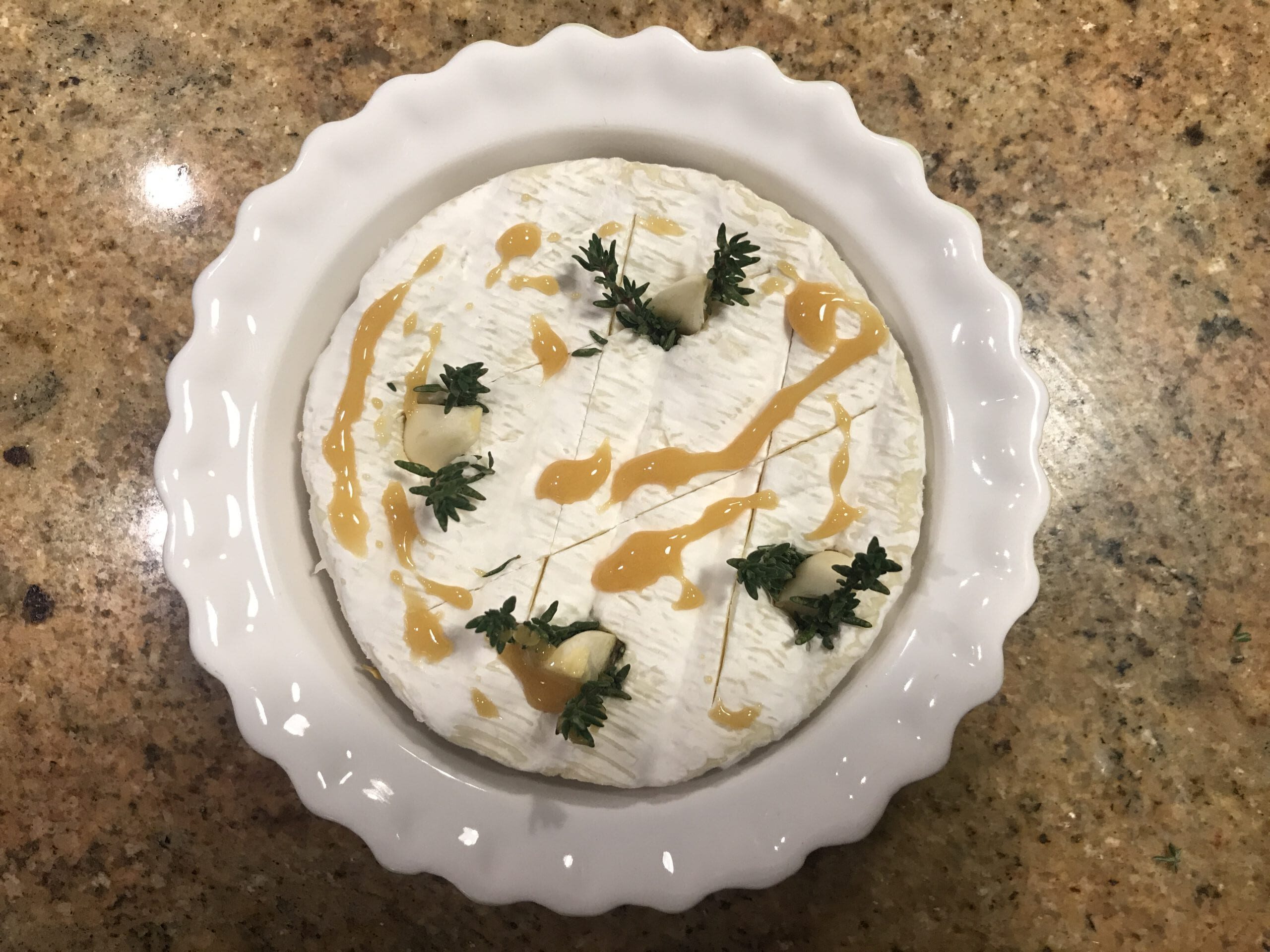 Roasted Camembert with garlic and thyme : La photo est une représentation de l'étape 4