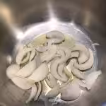 Velouté de potimarron et  châtaignes : La photo est une représentation de l'étape 1