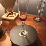 Cocktail de saké pétillant, Gin, cerise et litchi : La photo est une représentation de l'étape 1