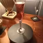 Cocktail de saké pétillant, Gin, cerise et litchi : La photo est une représentation de l'étape 3