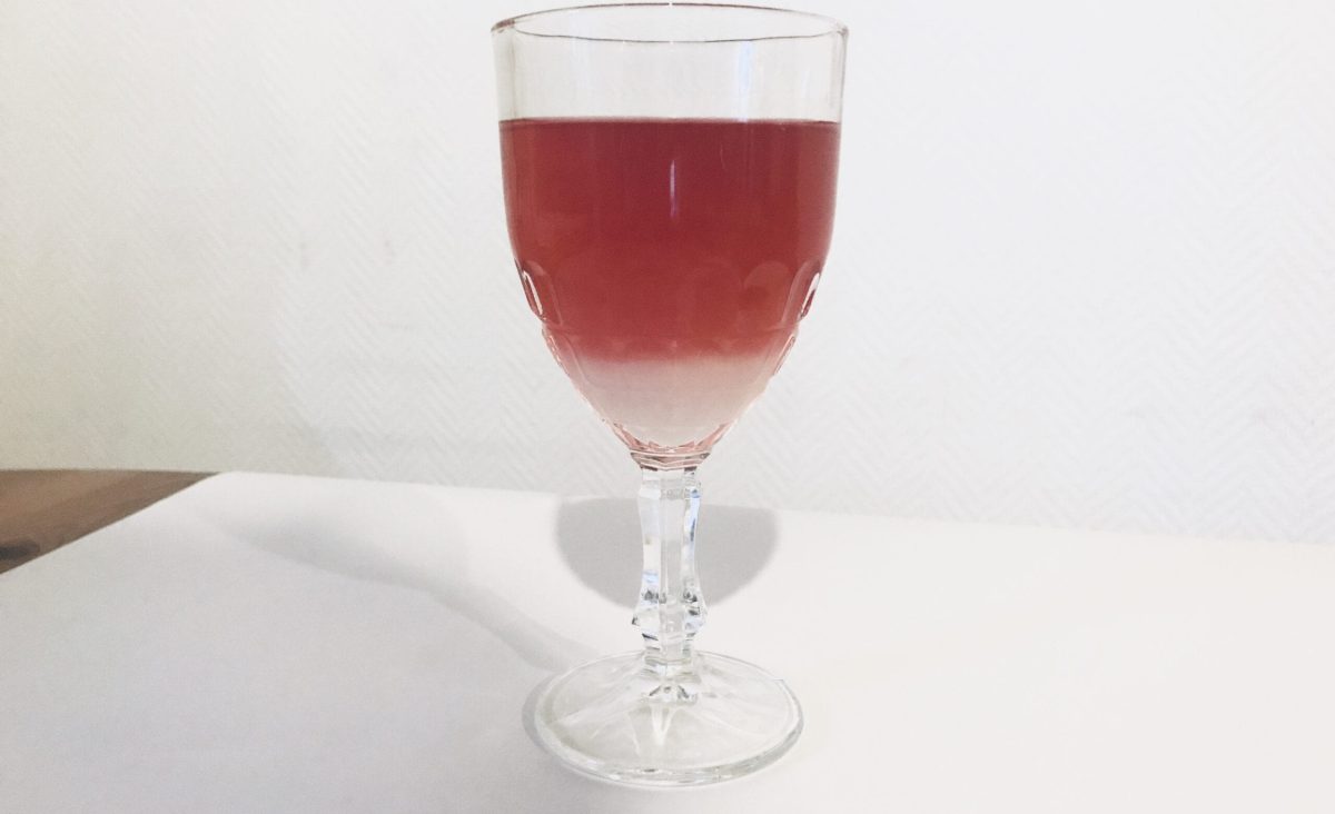 Cocktail sans alcool au thé noir aux fruits rouges, citron et sirop d'orgeat : La photo est une représentation de l'étape 4