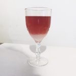 Cocktail sans alcool au thé noir aux fruits rouges, citron et sirop d'orgeat : La photo est une représentation de l'étape 4